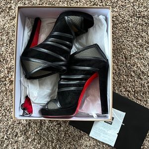 Christian Louboutin 39 black suede bootie